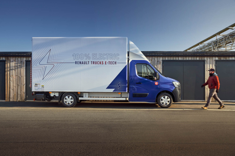 Bluekens-truck-en-bus-Renault-Master-E-Tech-zijkant