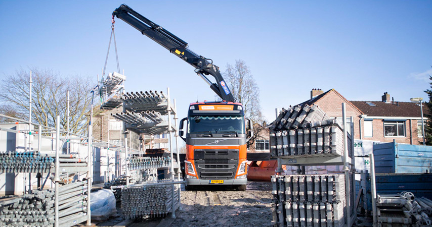 Bluekens Truck en Bus levert Volvo FH aan Wielemaker Volvo FH-bakwagen met kraan voor Wielemaker uit Middelburg