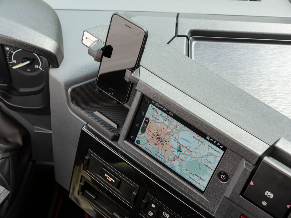 Bluekens-truck-en-bus-renault-2021-telefoonhouder-en-touchscreen-multimedia-display