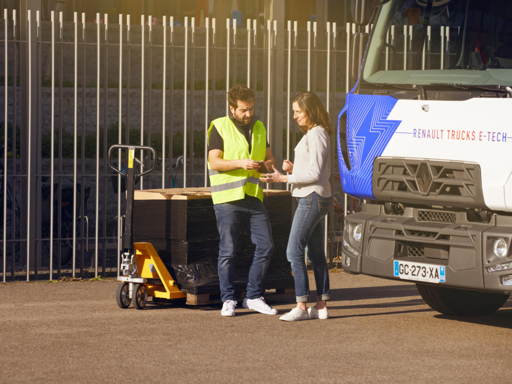 bluekens-truck-en-bus-Renault-Trucks-D-E-Tech-lading-afleveren-bij-klant bluekens-truck-en-bus-Renault-Trucks-D-E-Tech-lading-afleveren-bij-klant