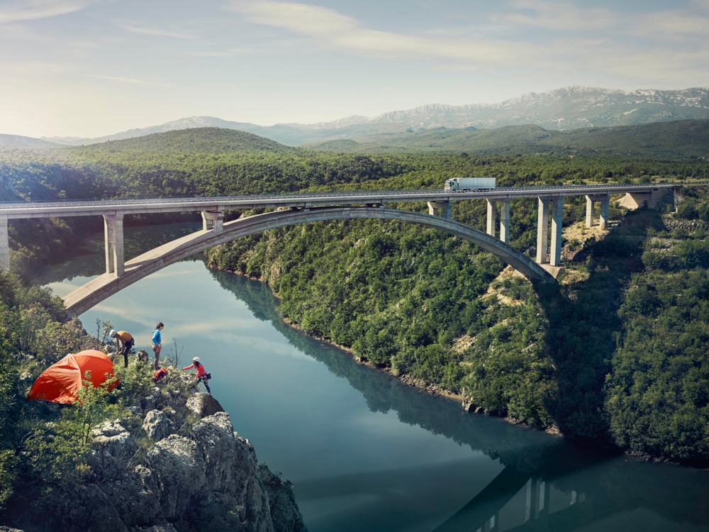 bluekens-volvo-fh-op-weg-brug bluekens-volvo-fh-op-weg-brug