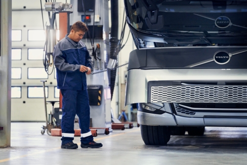 Volvo Trucks-monteur in werkplaats