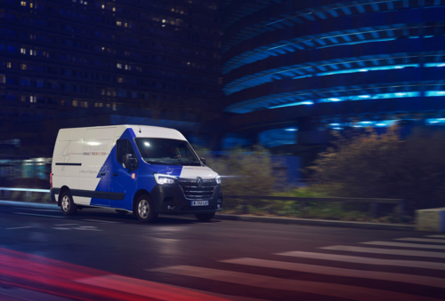 bluekens-truck-en-bus-Renault-Master-E-Tech-bestelwagen-rijdend-'s-nachts-in-de-stad
