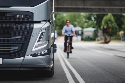 Volvo FM Electric met fietser