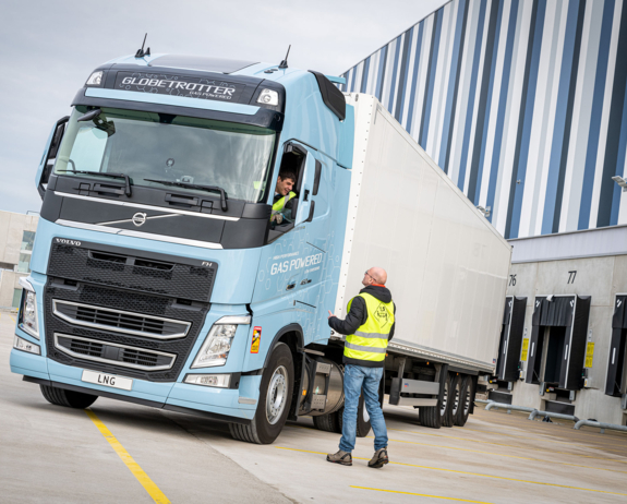 volvo-fh-lng-exintra-dock-met-mensen volvo-fh-lng-exintra-dock-met-mensen