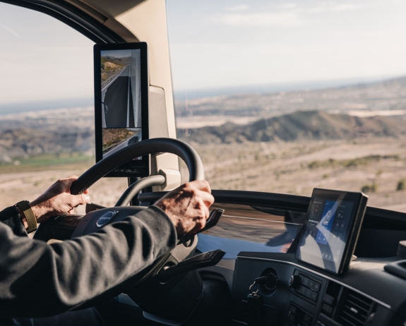 Volvo-truck met Camera Monitor System CMS