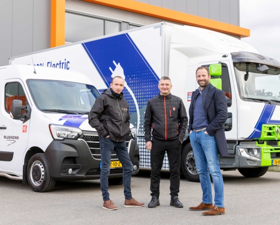 vlnr Chris Gerritsen, operational manager Elst Transport, Jan Hagens, verkoopleider Renault Trucks Bluekens Truck en Bus, Danny van Loon, directeur-eigenaar Elst Transport Bluekens-Truck-en-Bus-Elst-Transport-D-E-Tech-59