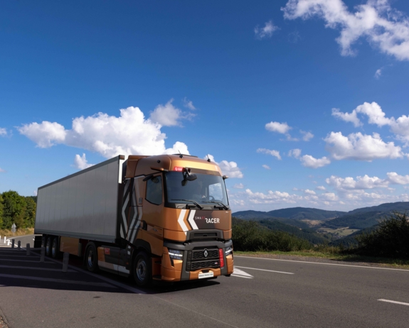 Renault Trucks Model Year 2025 - Smart Racer driving LR Renault Trucks Model Year 2025 - Smart Racer driving LR