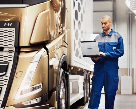 Bluekens-Truck-en-Bus-Volvo-Service-Contracts-Golden-truck
