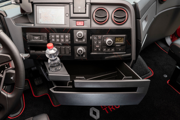 Renault truck 2021 dashboard met bekerhouder en opbergvak