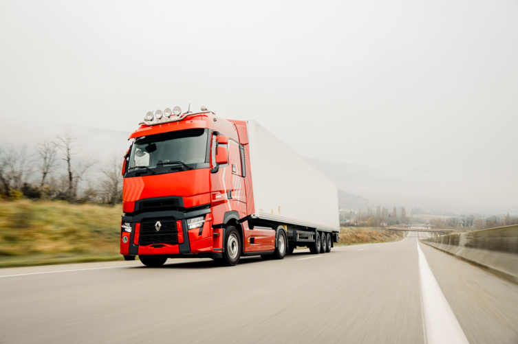 Bluekens-truck-en-bus-renault-trucks-t-high-rijdt-op-snelweg-in-de-mist