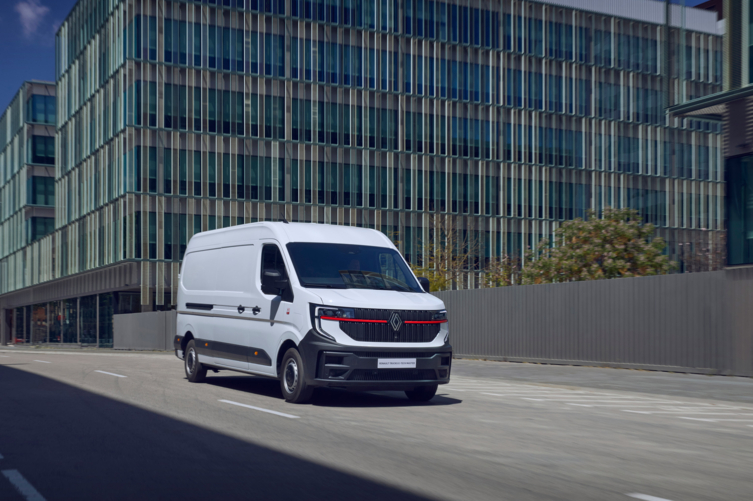 Bluekens-truck-en-bus-renault-master-e-tech-geparkeerd-op-straat Bluekens-truck-en-bus-renault-master-e-tech-geparkeerd-op-straat