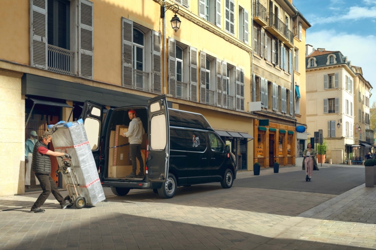 Bluekens-Truck-en-Bus-Renault-Trafic-dubbele-cabine-l2h2-zwart-laden-en-lossen-in-de-stad-open-laaddeur