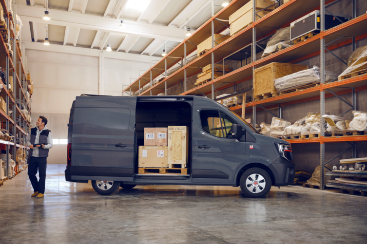 Bluekens-Renault-master-loading Bluekens-Renault-master-loading