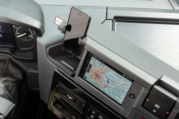 Tenault truck 2021 dashboeard met telefoonhouder en touchscreen multimedia display