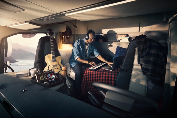 bluekens-volvo-fh-interieur-chauffeur-muziek bluekens-volvo-fh-interieur-chauffeur-muziek