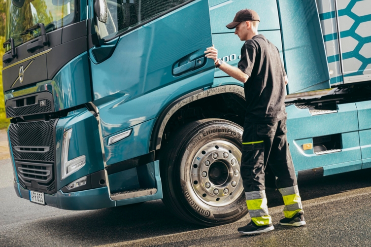 bluekens-volvo-fm-instap