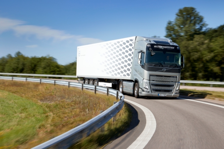 Brandstofbesparende Volvo FH met I-Save rijdend door een bocht Brandstofbesparende Volvo FH met I-Save rijdend door een bocht