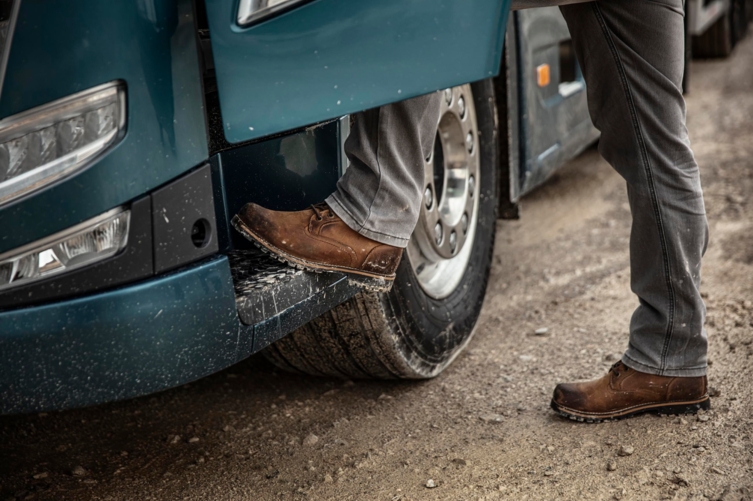 bluekens-volvo-fm-chauffeur-instappen bluekens-volvo-fm-chauffeur-instappen