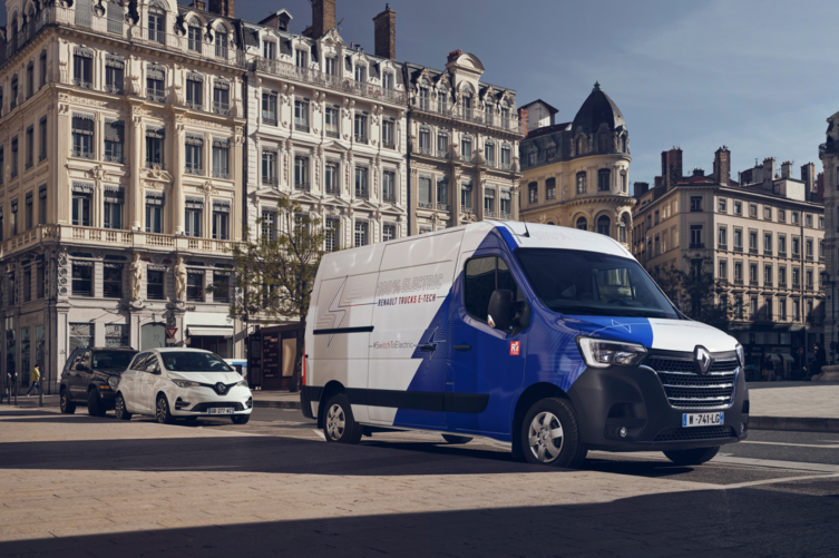 Bluekens-truck-en-bus-Renault-master-E-tech-bestelwagen