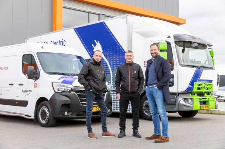 vlnr Chris Gerritsen, operational manager Elst Transport, Jan Hagens, verkoopleider Renault Trucks Bluekens Truck en Bus, Danny van Loon, directeur-eigenaar Elst Transport Bluekens-Truck-en-Bus-Elst-Transport-D-E-Tech-59