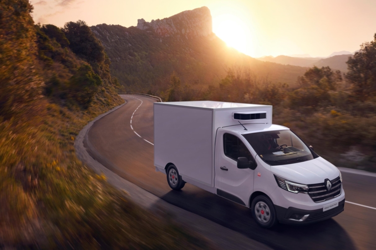 Bluekens-Truck-en-Bus-Renault-Trafic-gesloten-bestel-rijdend-frontaal Bluekens-Truck-en-Bus-Renault-Trafic-gesloten-bestel-rijdend-frontaal