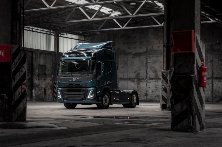 volvo fm 4x2 vrachtwagen in een loods