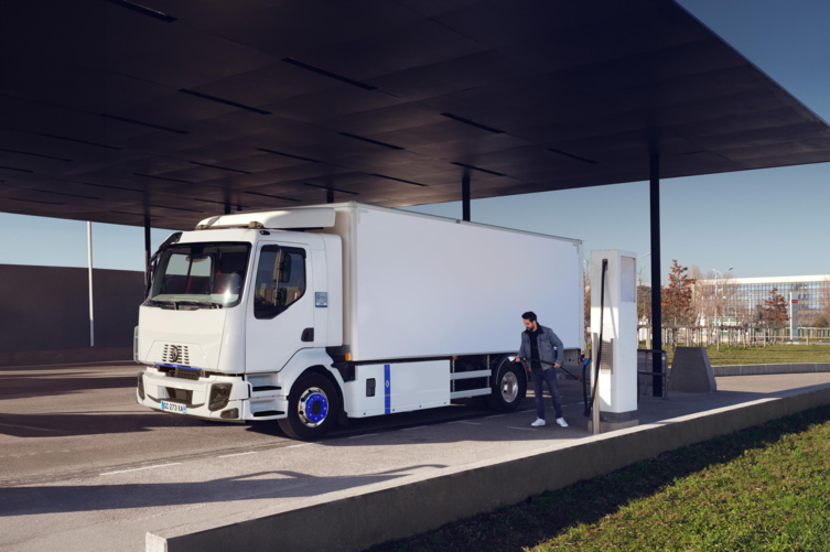 bluekens-truck-en-bus-Renault-Trucks-D-E-Tech-lading-lossen-aan-de-straat-met-pompwagen