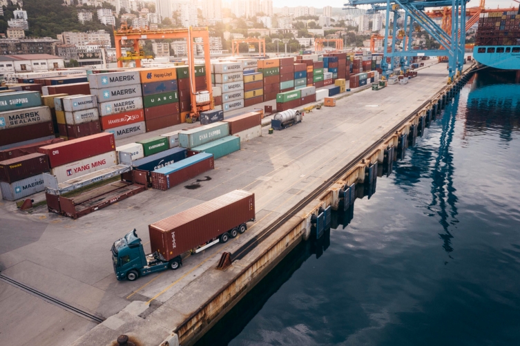 bluekens-volvo-fm-container-schip bluekens-volvo-fm-container-schip