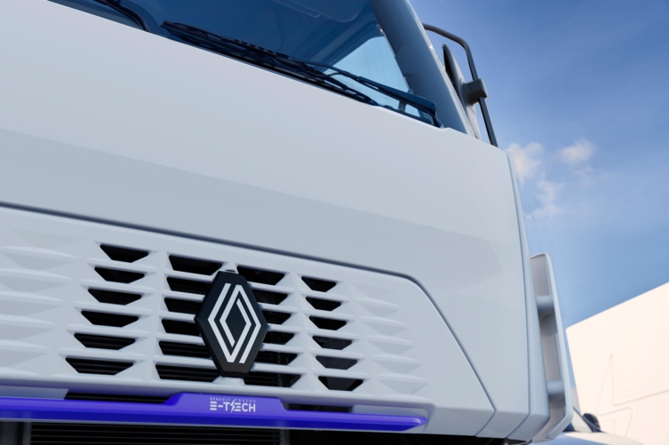 bluekens-truck-en-bus-Renault-Trucks-D-E-Tech-riijdend-op-brug-driekwart