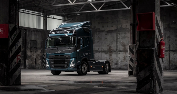 volvo fm 4x2 vrachtwagen in een loods volvo fm 4x2 vrachtwagen in een loods