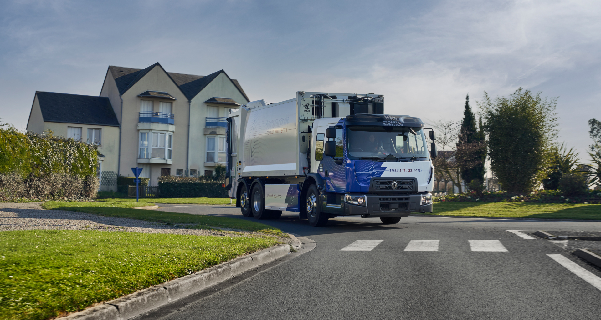 bluekens-truck-en-bus-Renault-Trucks-D-Wide-E-Tech-vuilniswagen-rijdend-op-rotonde