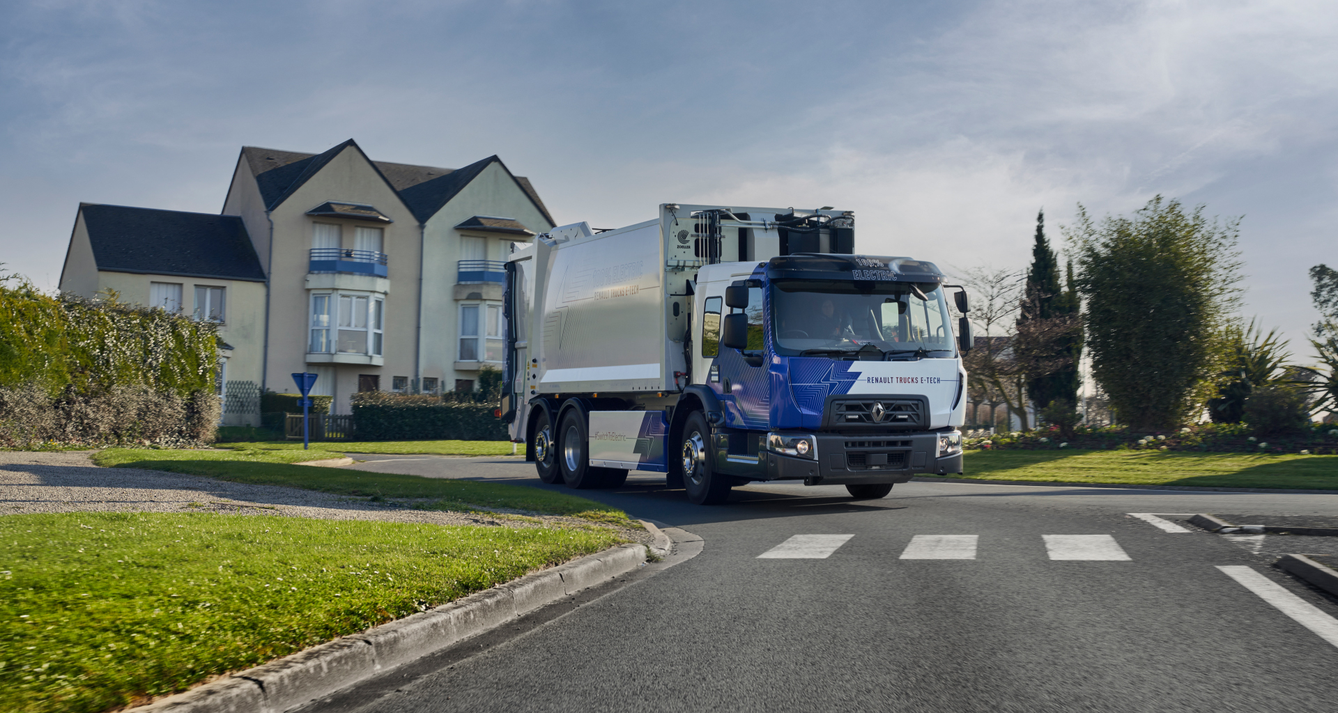 bluekens-truck-en-bus-Renault-Trucks-D-Wide-E-Tech-vuilniswagen-rijdend-op-rotonde bluekens-truck-en-bus-Renault-Trucks-D-Wide-E-Tech-vuilniswagen-rijdend-op-rotonde