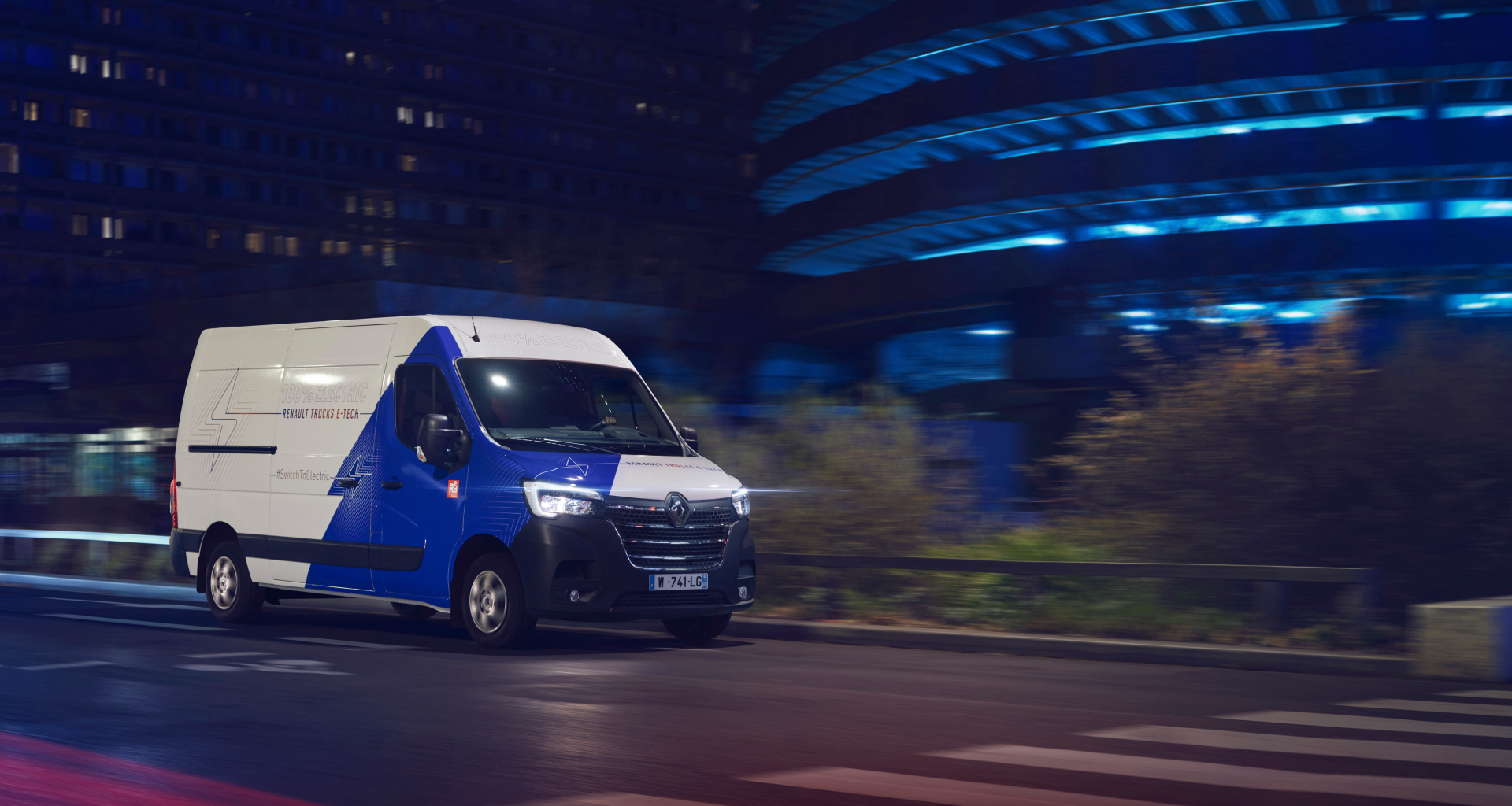 Bluekens-truck-en-bus-renault-master-e-tech-rijdend-'s-nachts