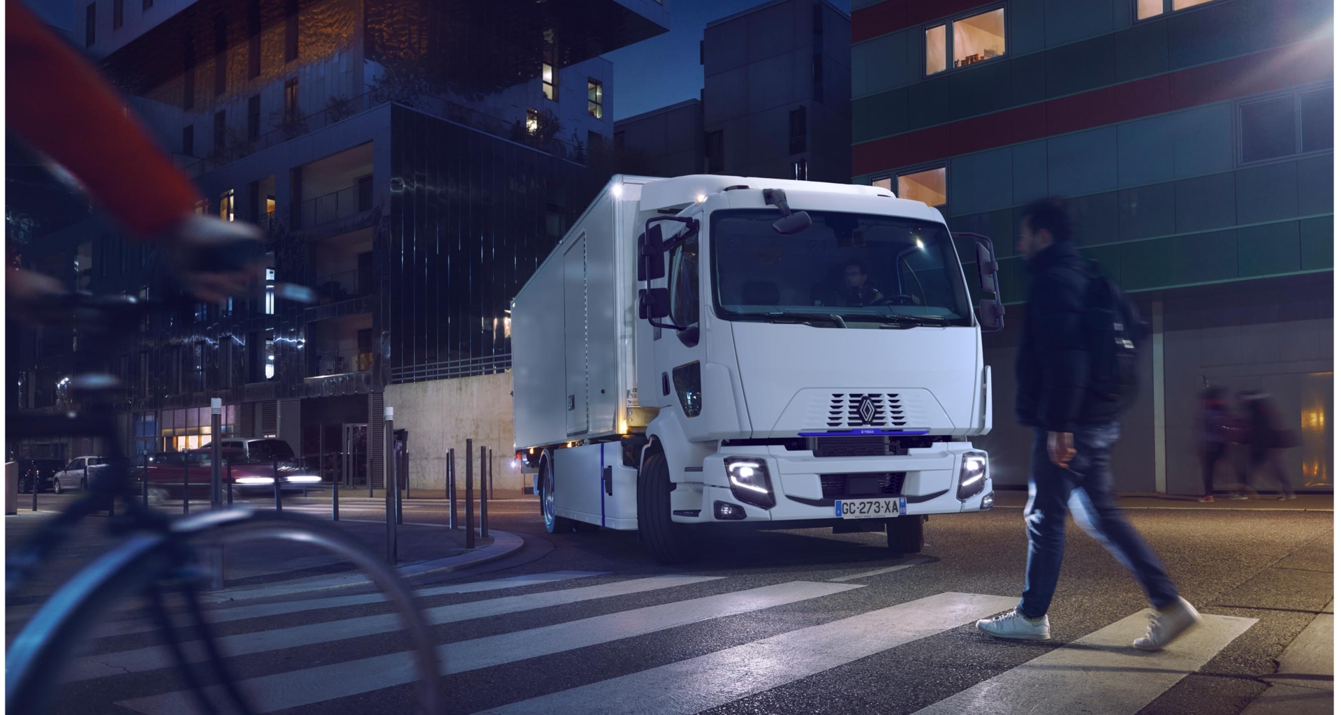 bluekens-truck-en-bus-Renault-Trucks-D-E-Tech-opladen-bij-laadstation