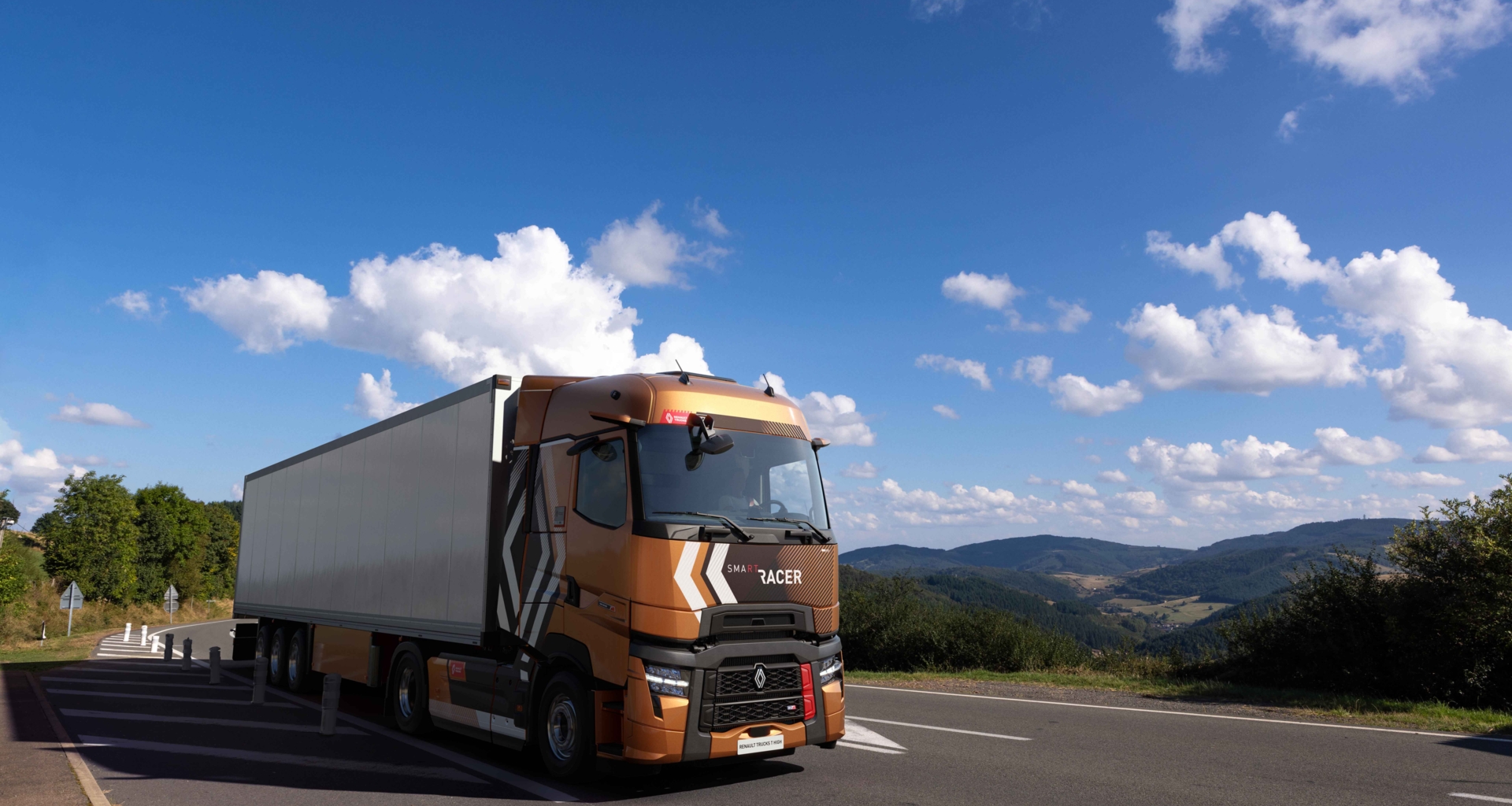Renault Trucks Model Year 2025 - Smart Racer driving LR Renault Trucks Model Year 2025 - Smart Racer driving LR