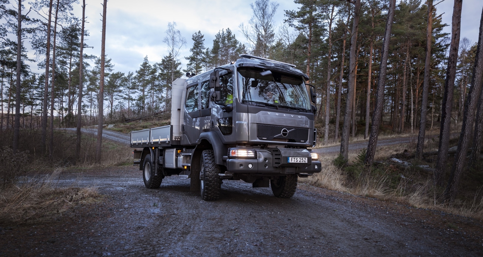 Volvo FL 4x4 front in het bos