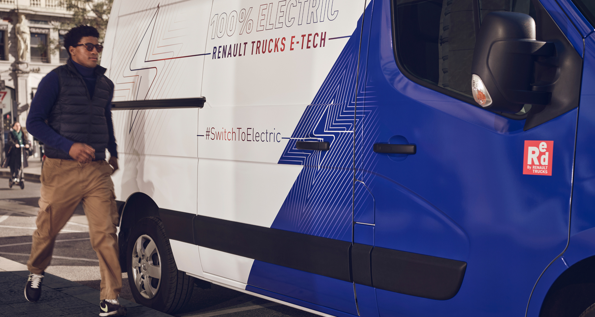 Bluekens-Renault-Trucks-Master-III-E-TECH-in-delivery