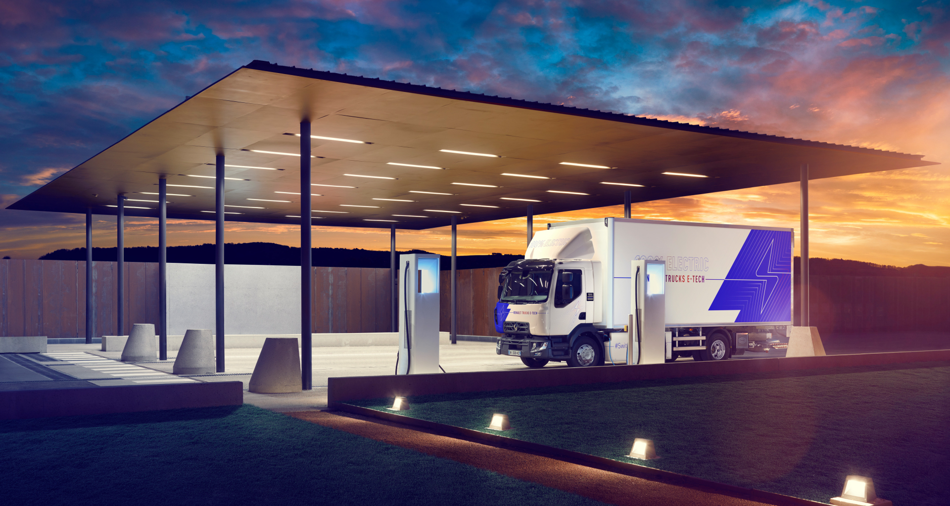 bluekens-truck-en-bus-Renault-Trucks-D-E-Tech-opladen-bij-laadstation bluekens-truck-en-bus-Renault-Trucks-D-E-Tech-opladen-bij-laadstation