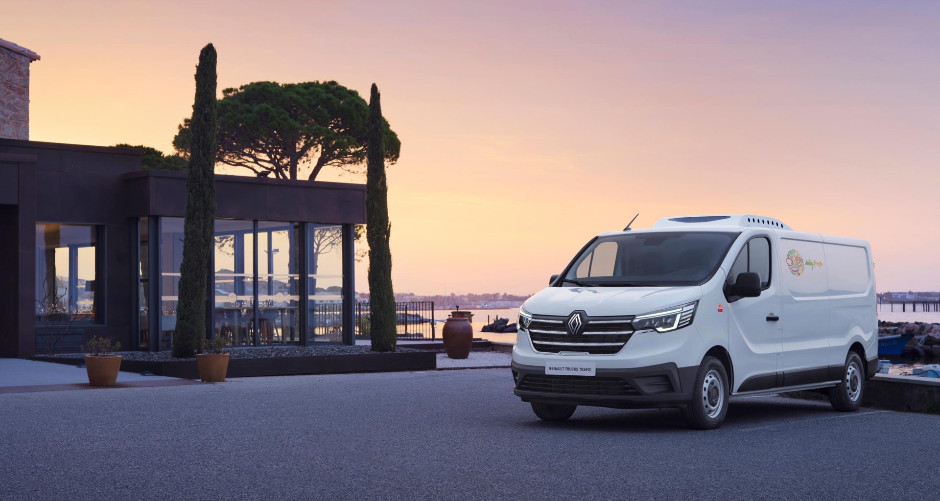 Bluekens-Truck-en-Bus-Renault-Trafic-gesloten-bestel-rood-met-aanhanger-auto-ambulance-met-racewagen Bluekens-Truck-en-Bus-Renault-Trafic-gesloten-bestel-rood-met-aanhanger-auto-ambulance-met-racewagen