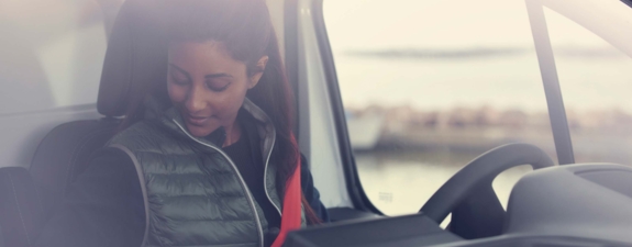 Bluekens-Truck-en-Bus-Renault-Trafic-chauffeur-in-cabine-door-voorruit Bluekens-Truck-en-Bus-Renault-Trafic-chauffeur-in-cabine-door-voorruit