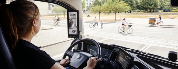 Chauffeur in Volvo FM in stedelijk gebied