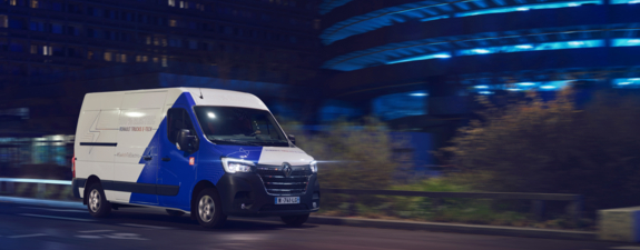 Bluekens-truck-en-bus-renault-master-e-tech-rijdend-'s-nachts Bluekens-truck-en-bus-renault-master-e-tech-rijdend-'s-nachts