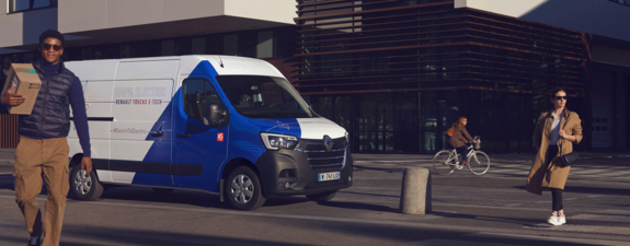 bluekens-truck-en-bus-Renault-Master-E-Tech-pakketbezorger-in-de-stad