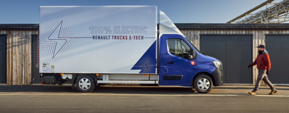 bluekens-truck-en-bus-Renault-Master-E-Tech-chassis-cabine-met-bakwagen-opbouw-zijkant