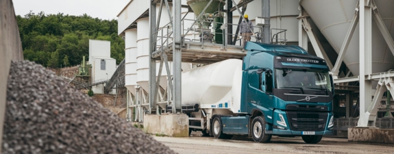 volvo fm bulktransport vrachtwagen laden en lossen bij vulstation volvo fm bulktransport vrachtwagen laden en lossen bij vulstation