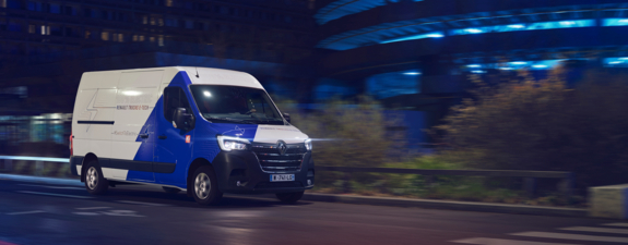 bluekens-truck-en-bus-Renault-Master-E-Tech-bestelwagen-rijdend-'s-nachts-in-de-stad bluekens-truck-en-bus-Renault-Master-E-Tech-bestelwagen-rijdend-'s-nachts-in-de-stad