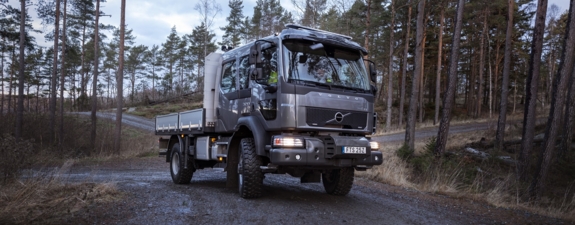 Volvo FL 4x4 front in het bos