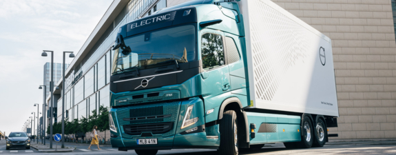 Bleukens-truck-en-bus-volvo-fm-electric-bij-oversteekplaats Bleukens-truck-en-bus-volvo-fm-electric-bij-oversteekplaats