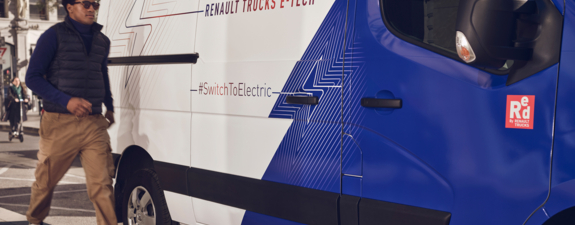Bluekens-Renault-Trucks-Master-III-E-TECH-in-delivery